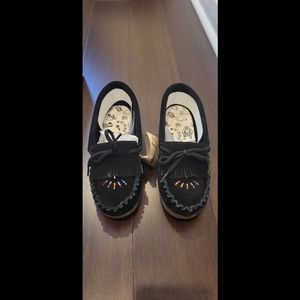NWT Hand-Crafted Amimoc Moccasins - Women's US Size 9